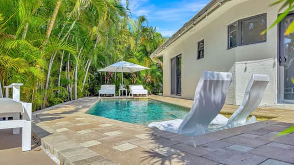 Welcome to Lux Waterfront Getaway: Modern & Pet-Friendly