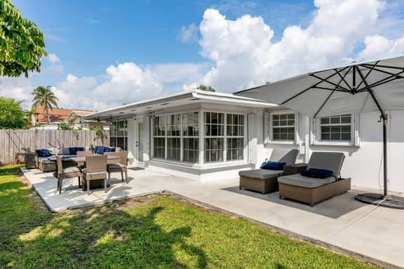 Pompano Beach Bungalow- HotTub