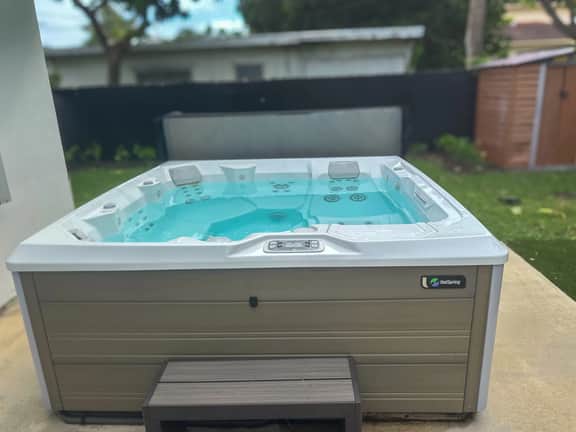 Pompano Beach Bungalow- HotTub